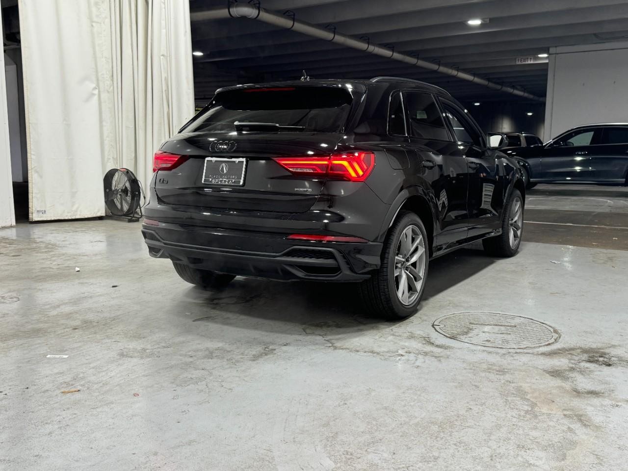 Audi Q3 Vehicle Full-screen Gallery Image 4