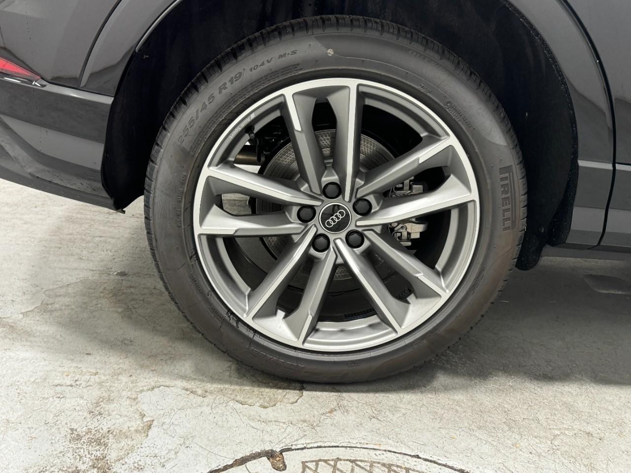 Audi Q3 Vehicle Full-screen Gallery Image 5