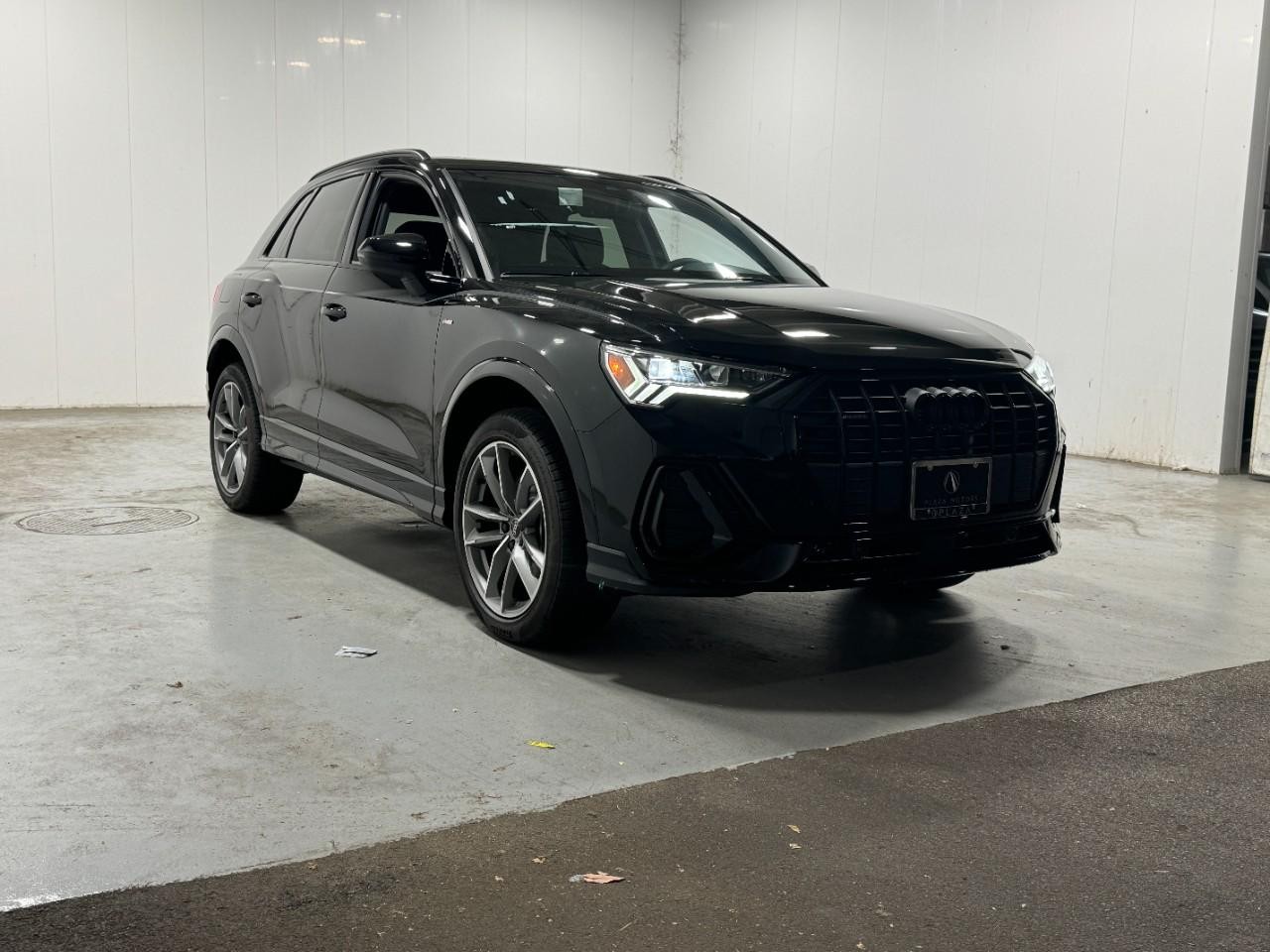 Audi Q3 Vehicle Full-screen Gallery Image 6