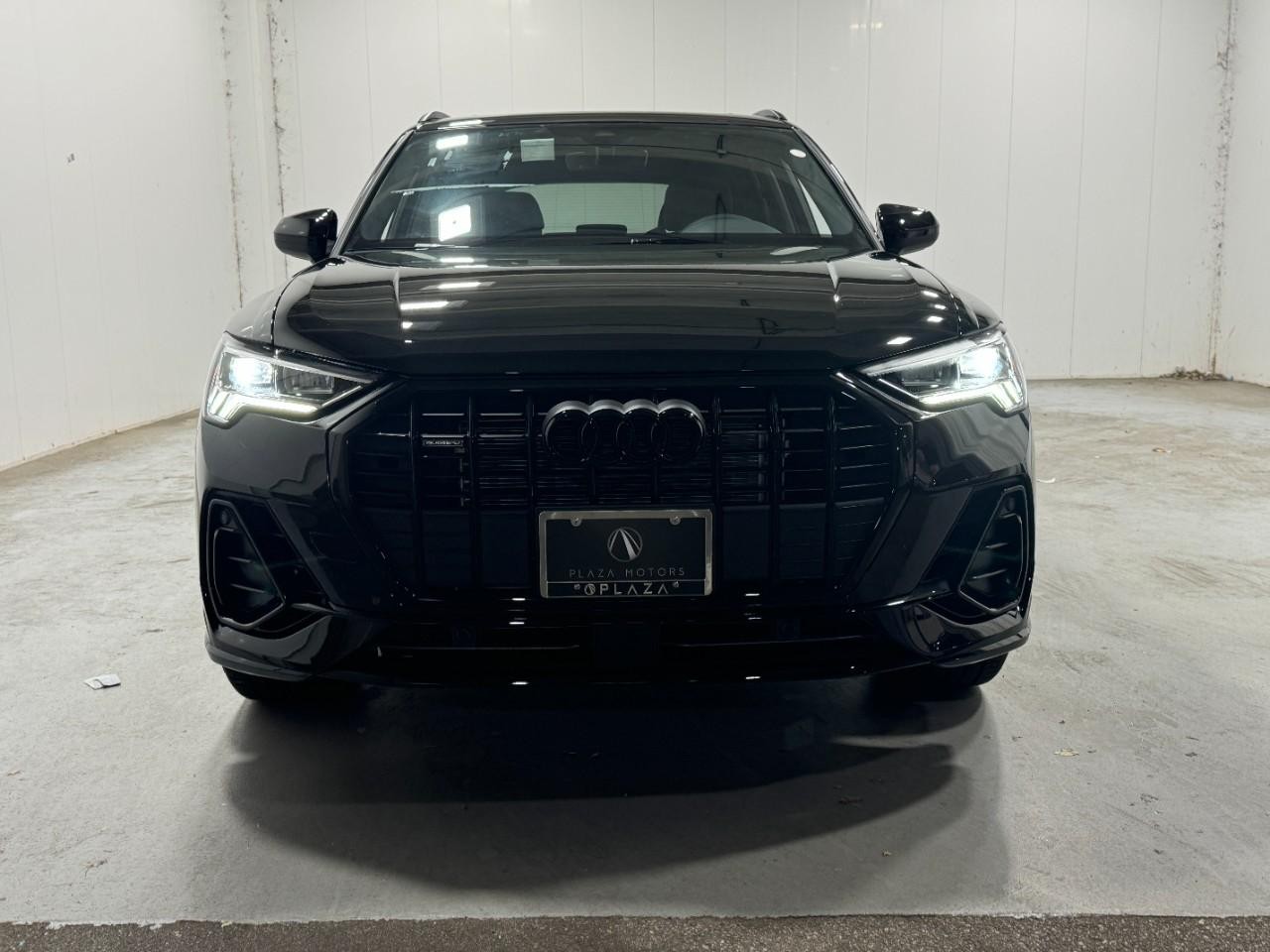 Audi Q3 Vehicle Full-screen Gallery Image 7