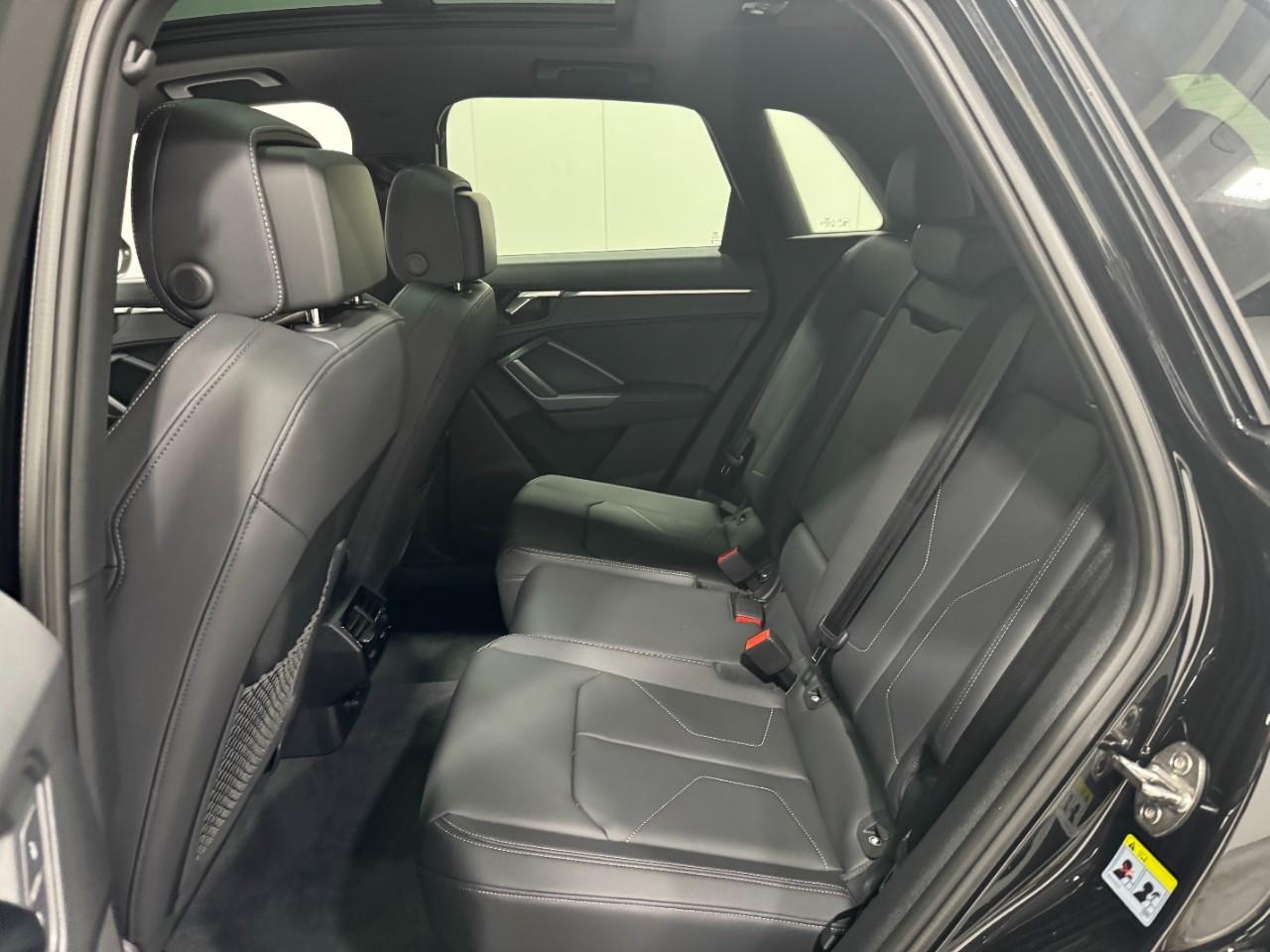 Audi Q3 Vehicle Full-screen Gallery Image 8