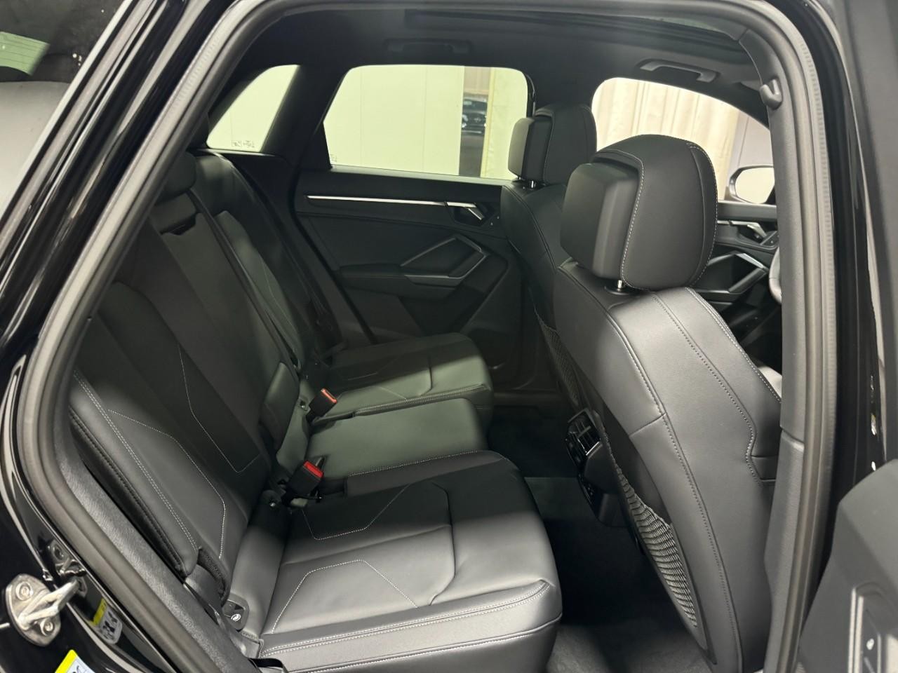 Audi Q3 Vehicle Full-screen Gallery Image 10