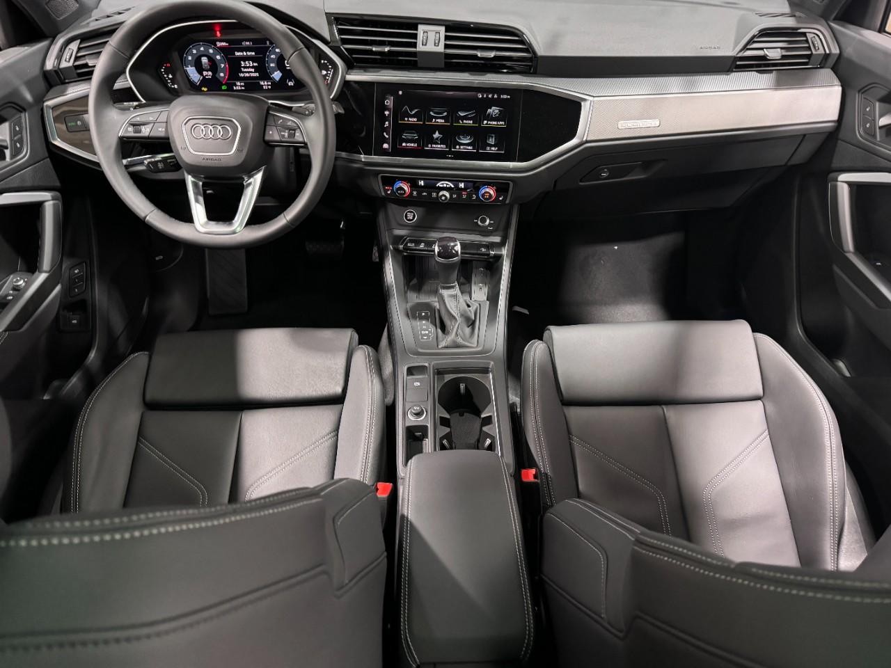 Audi Q3 Vehicle Full-screen Gallery Image 12