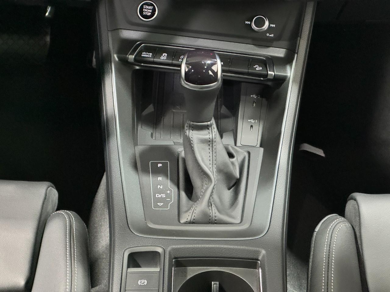 Audi Q3 Vehicle Full-screen Gallery Image 16