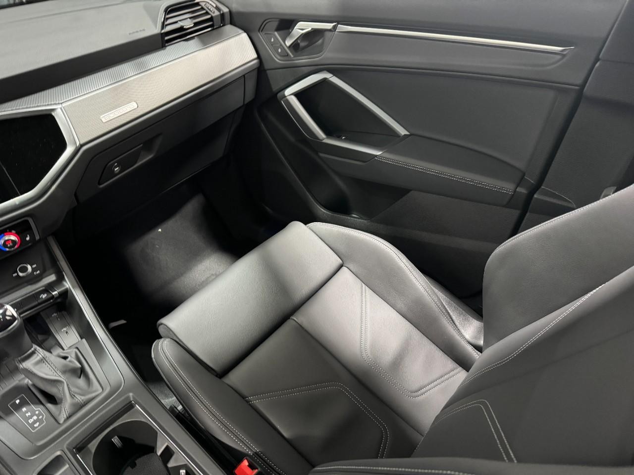 Audi Q3 Vehicle Full-screen Gallery Image 17