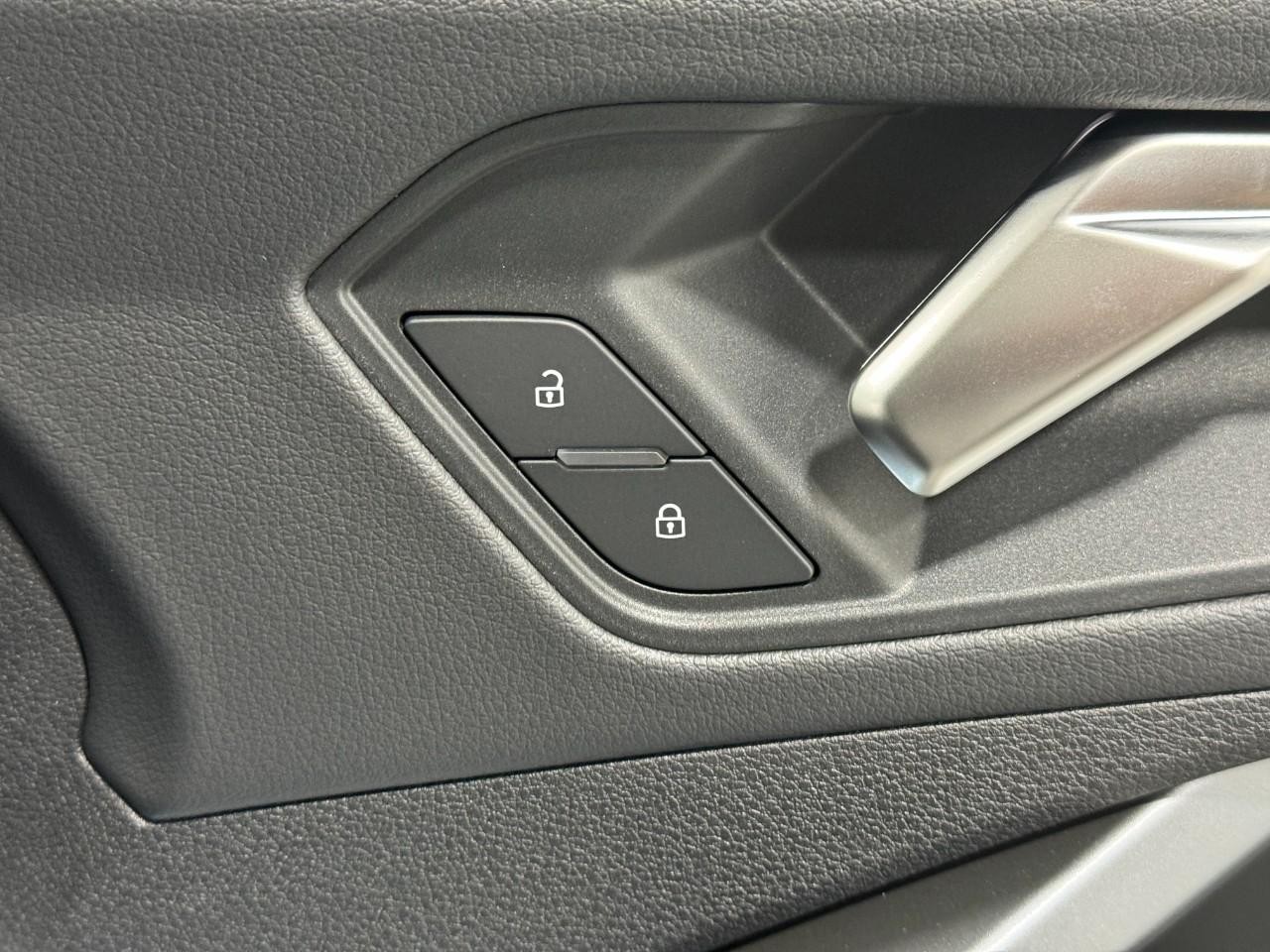 Audi Q3 Vehicle Full-screen Gallery Image 21