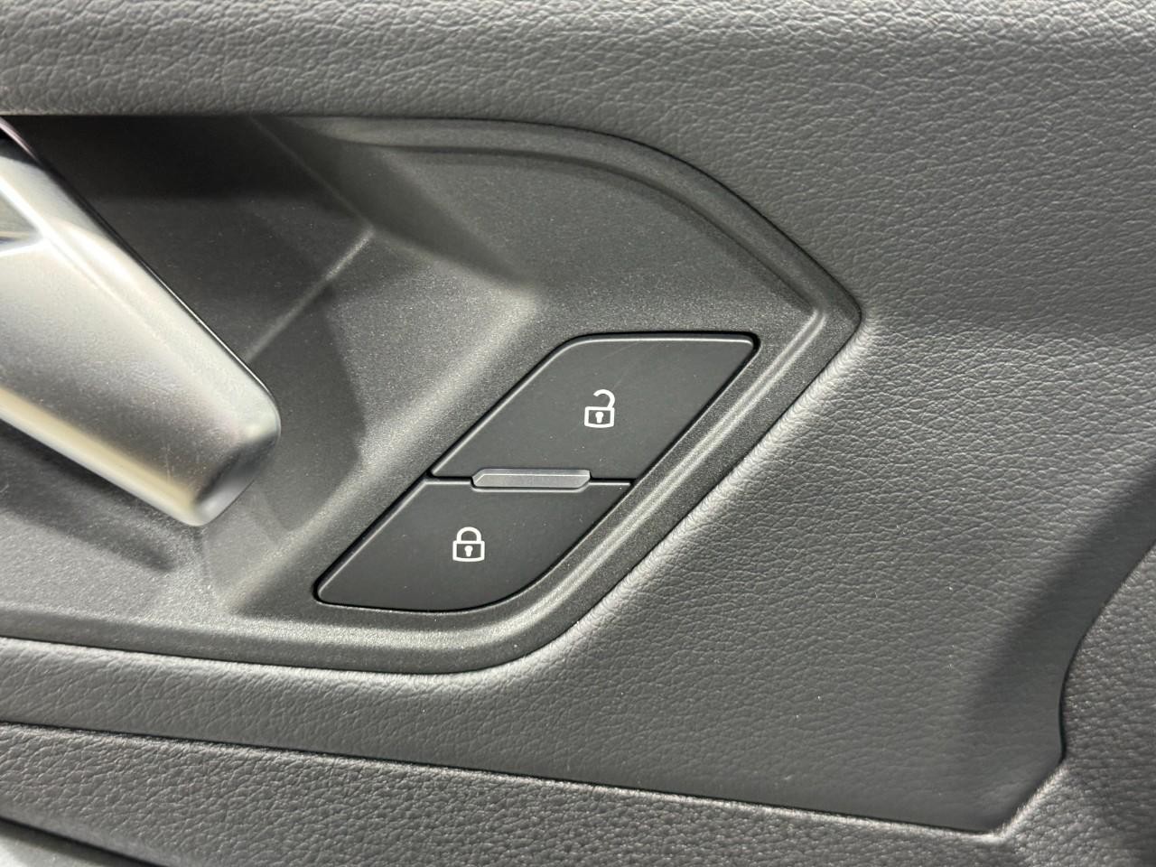 Audi Q3 Vehicle Full-screen Gallery Image 23