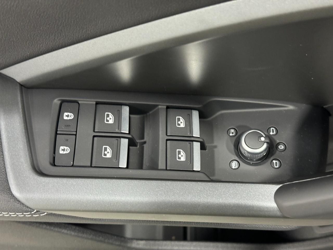 Audi Q3 Vehicle Full-screen Gallery Image 24