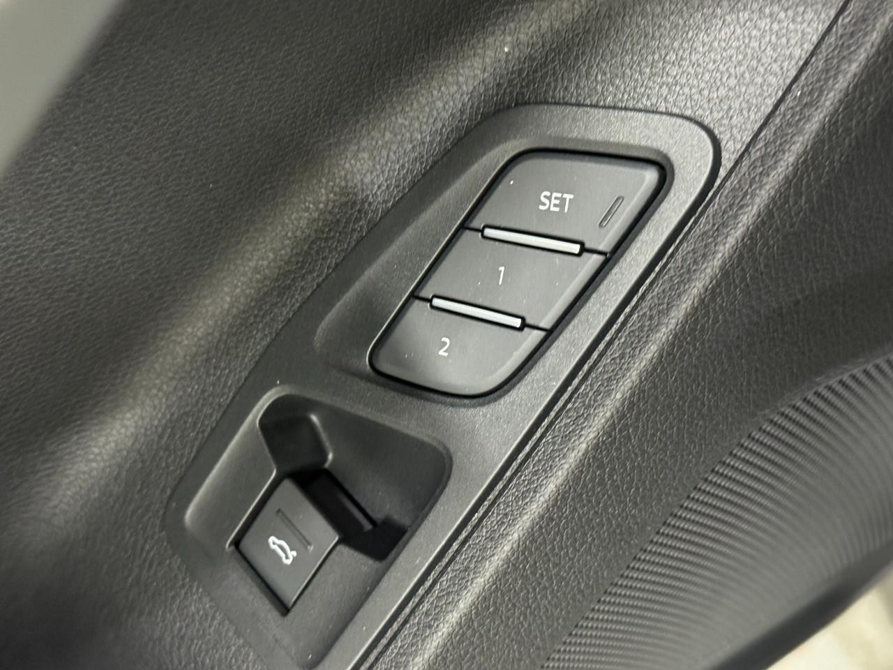 Audi Q3 Vehicle Full-screen Gallery Image 25