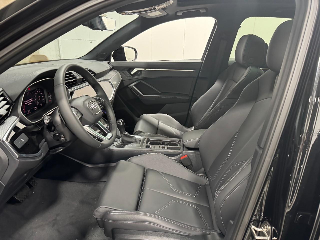 Audi Q3 Vehicle Full-screen Gallery Image 26