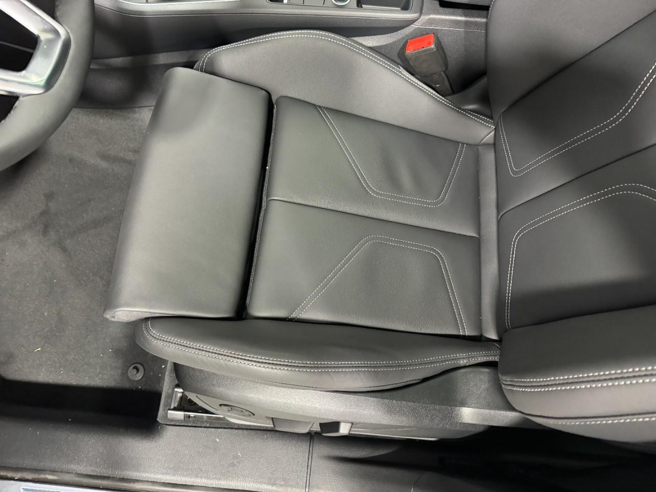 Audi Q3 Vehicle Full-screen Gallery Image 27