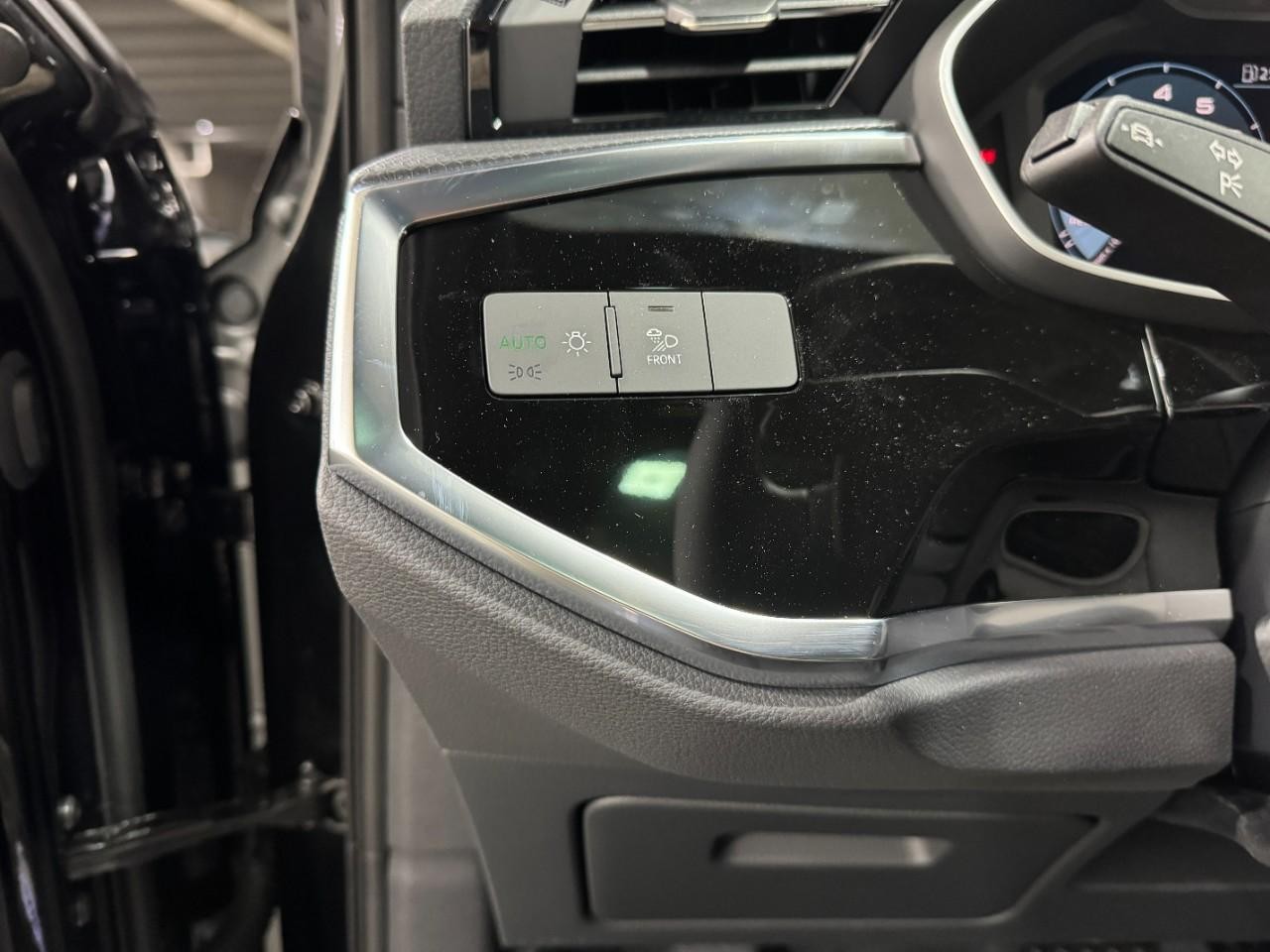 Audi Q3 Vehicle Full-screen Gallery Image 29