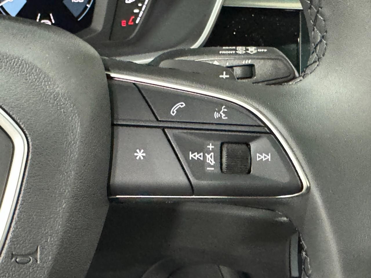 Audi Q3 Vehicle Full-screen Gallery Image 32