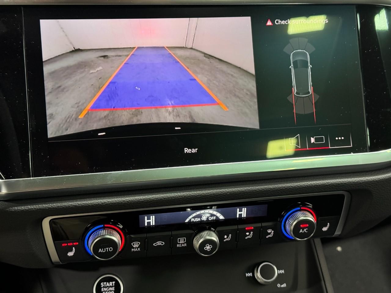 Audi Q3 Vehicle Full-screen Gallery Image 34