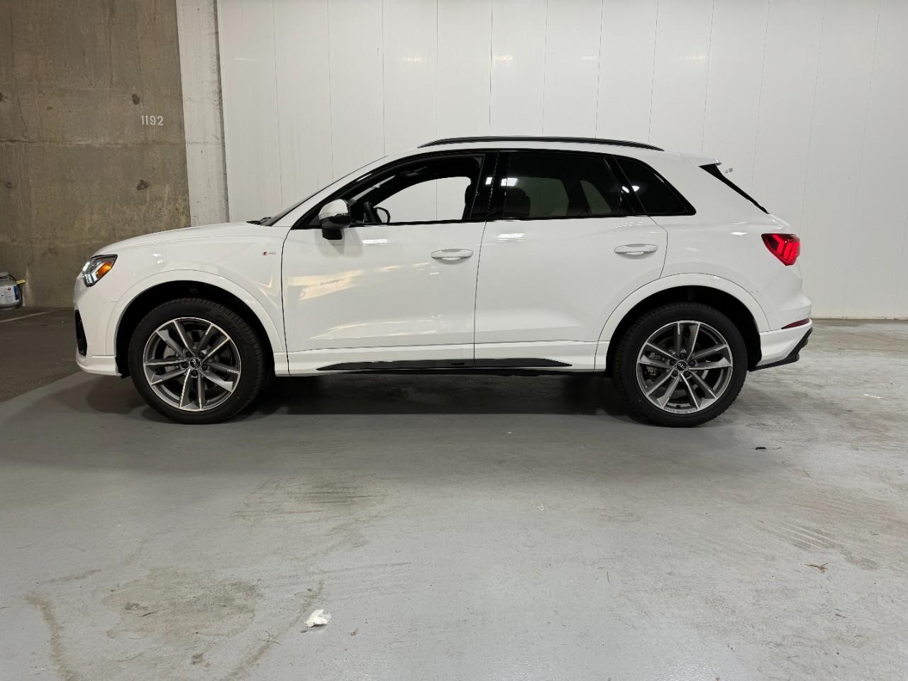Audi Q3 Vehicle Full-screen Gallery Image 2