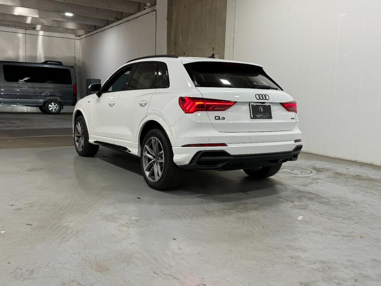 Audi Q3 Vehicle Full-screen Gallery Image 3
