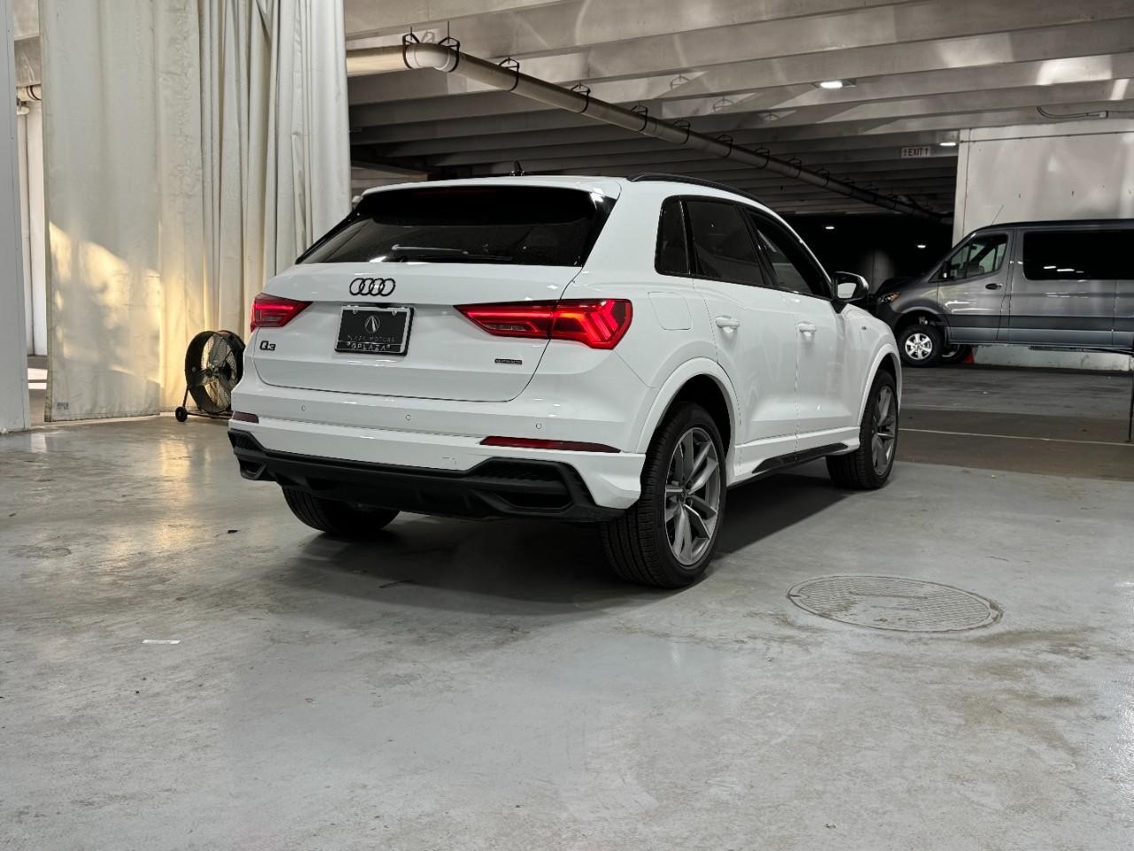 Audi Q3 Vehicle Full-screen Gallery Image 4