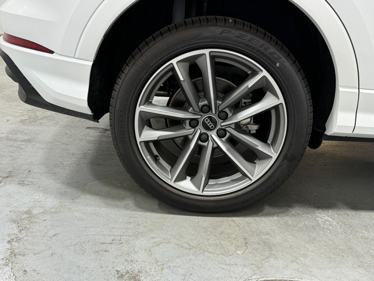 Audi Q3 Vehicle Full-screen Gallery Image 5