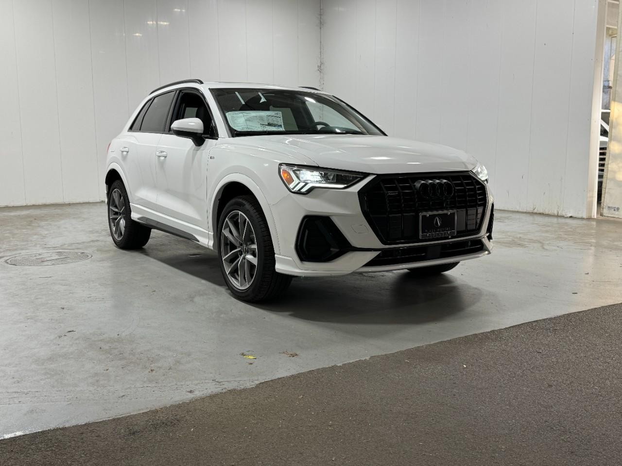 Audi Q3 Vehicle Full-screen Gallery Image 6