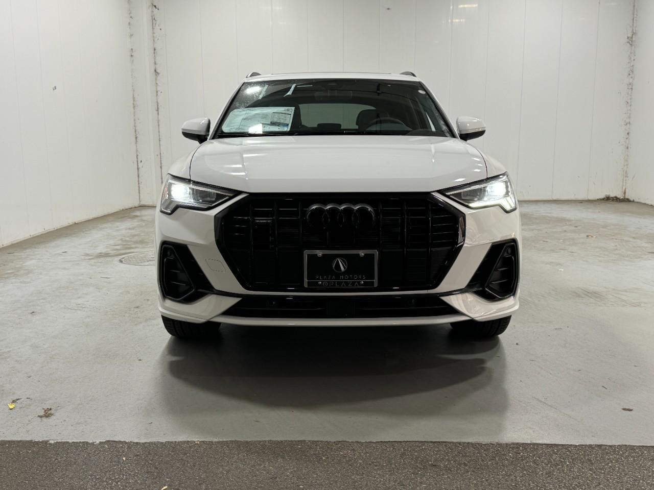 Audi Q3 Vehicle Full-screen Gallery Image 7