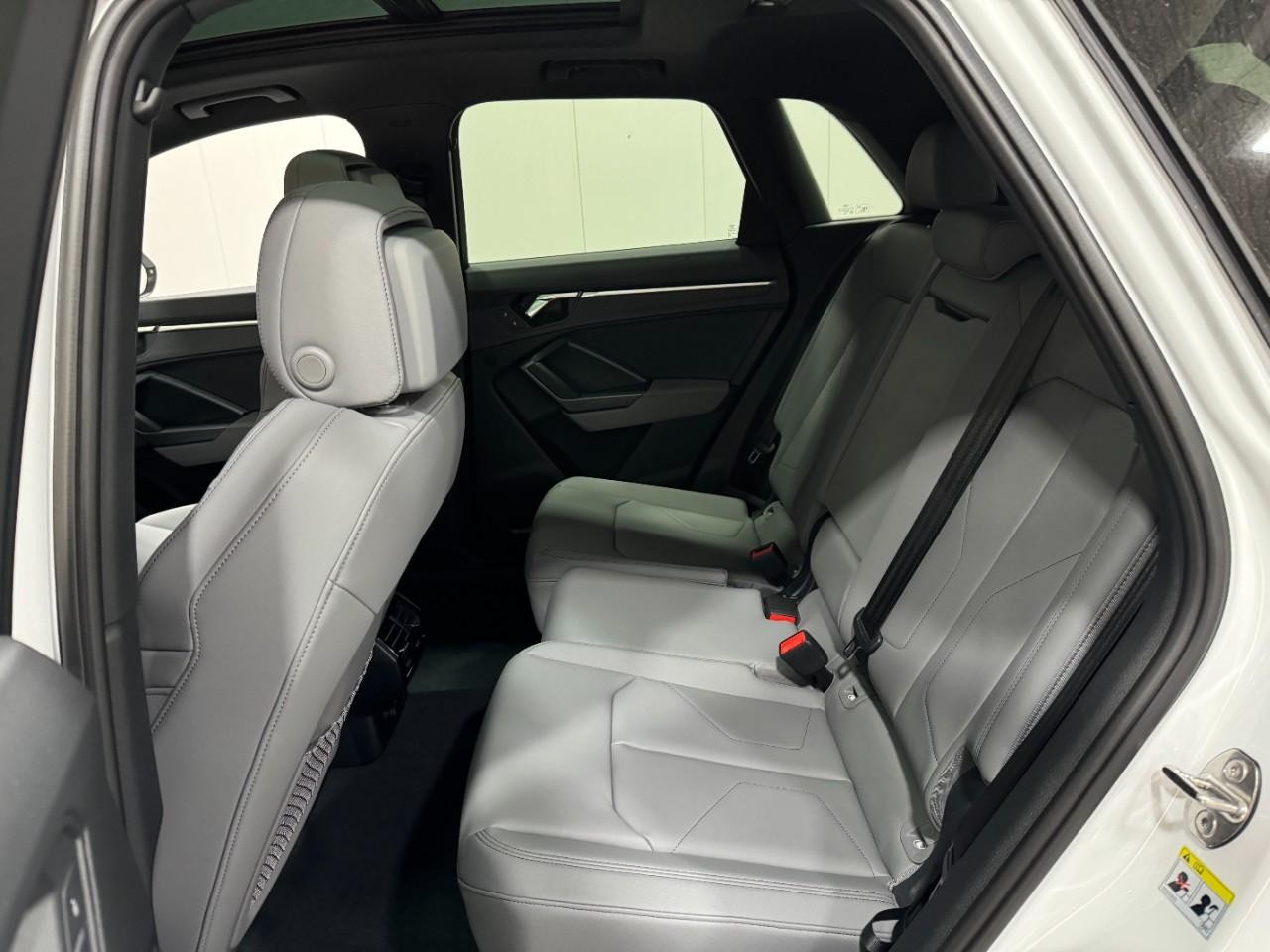 Audi Q3 Vehicle Full-screen Gallery Image 8