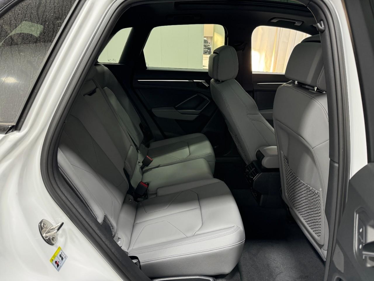 Audi Q3 Vehicle Full-screen Gallery Image 10