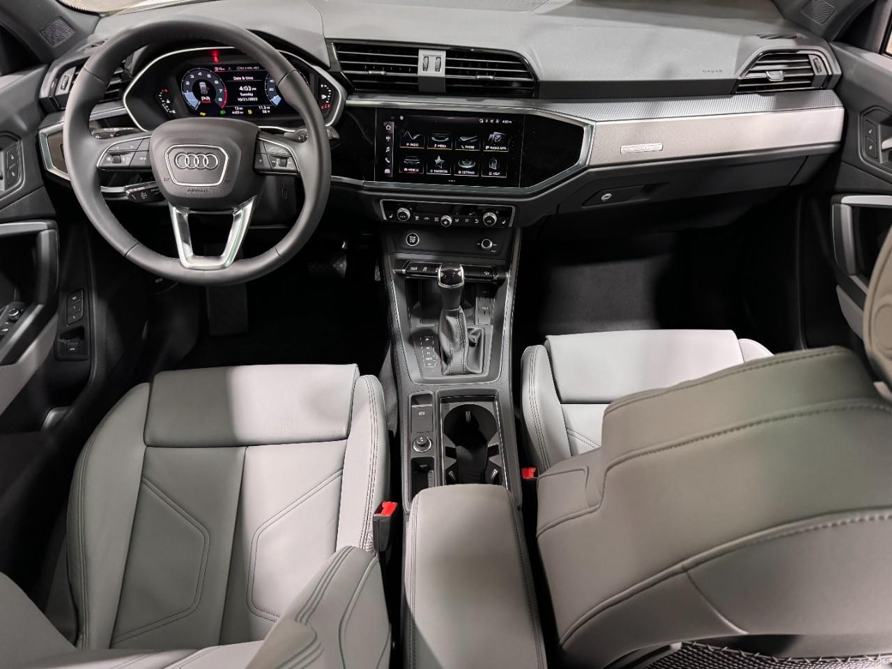 Audi Q3 Vehicle Full-screen Gallery Image 12