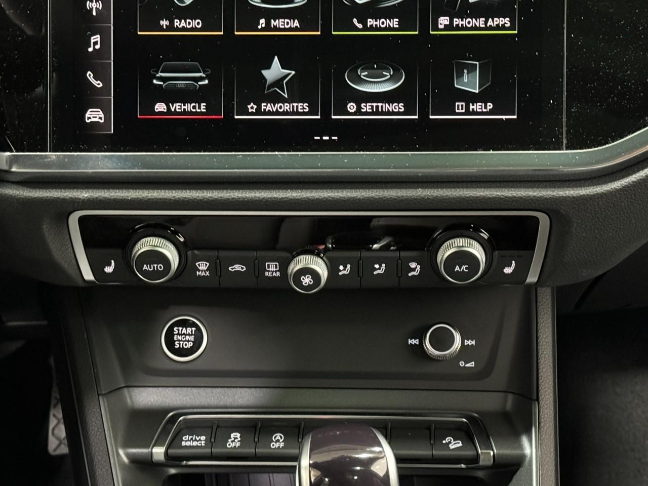 Audi Q3 Vehicle Full-screen Gallery Image 15