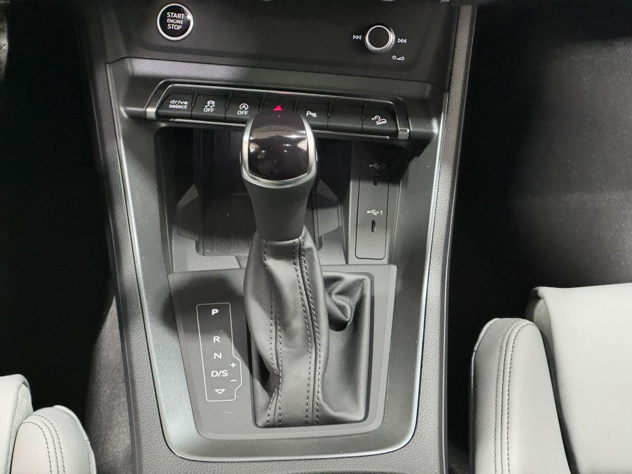 Audi Q3 Vehicle Full-screen Gallery Image 16