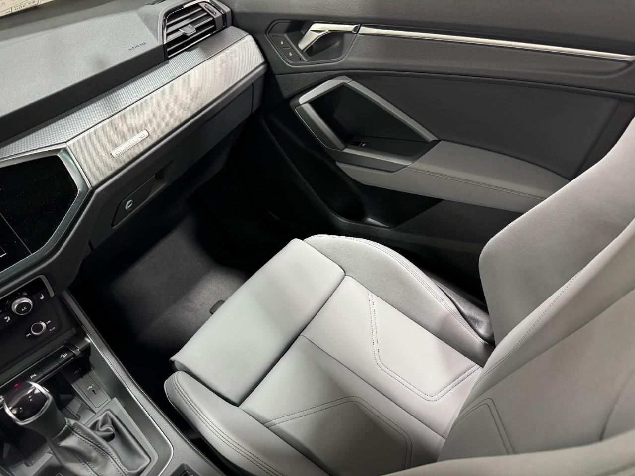 Audi Q3 Vehicle Full-screen Gallery Image 17