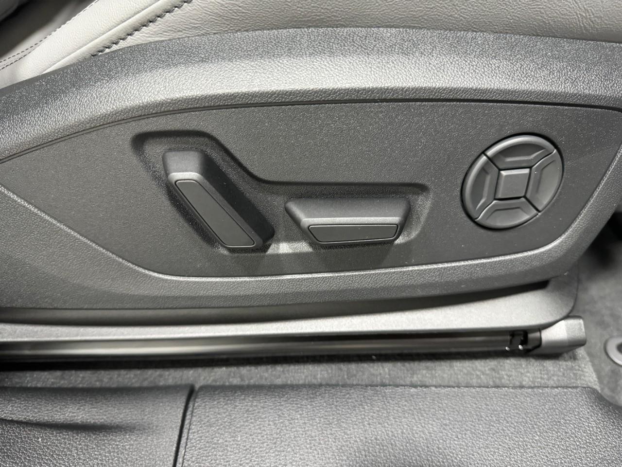 Audi Q3 Vehicle Full-screen Gallery Image 20