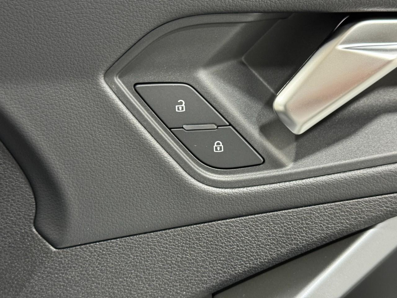 Audi Q3 Vehicle Full-screen Gallery Image 21