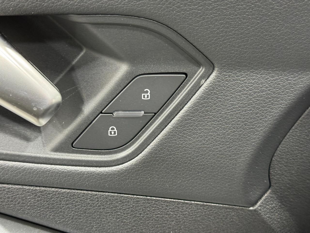 Audi Q3 Vehicle Full-screen Gallery Image 23