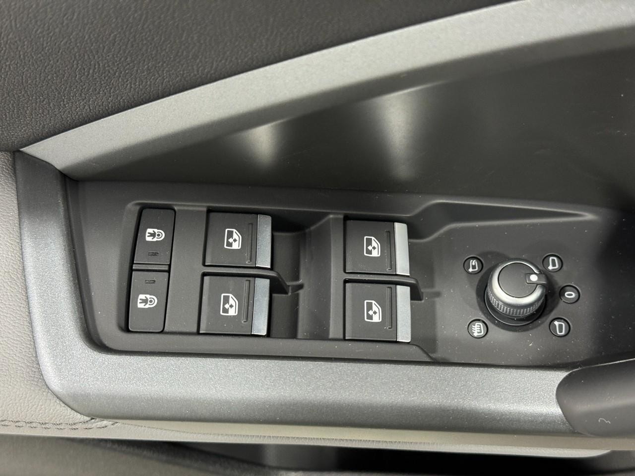 Audi Q3 Vehicle Full-screen Gallery Image 24