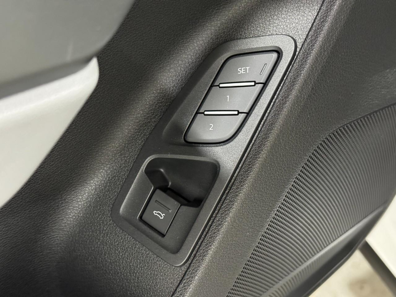 Audi Q3 Vehicle Full-screen Gallery Image 25