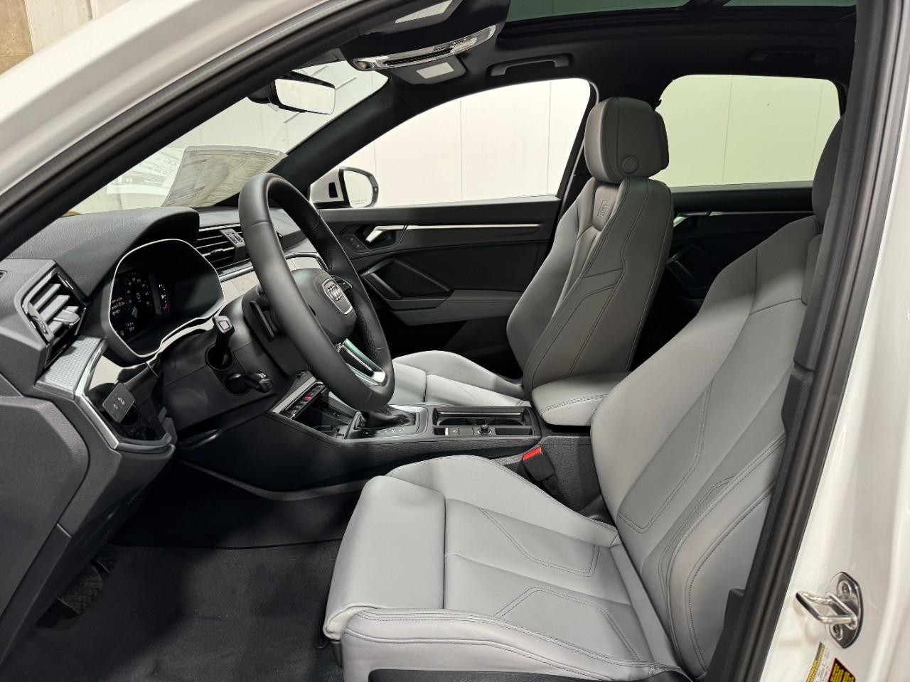 Audi Q3 Vehicle Full-screen Gallery Image 26