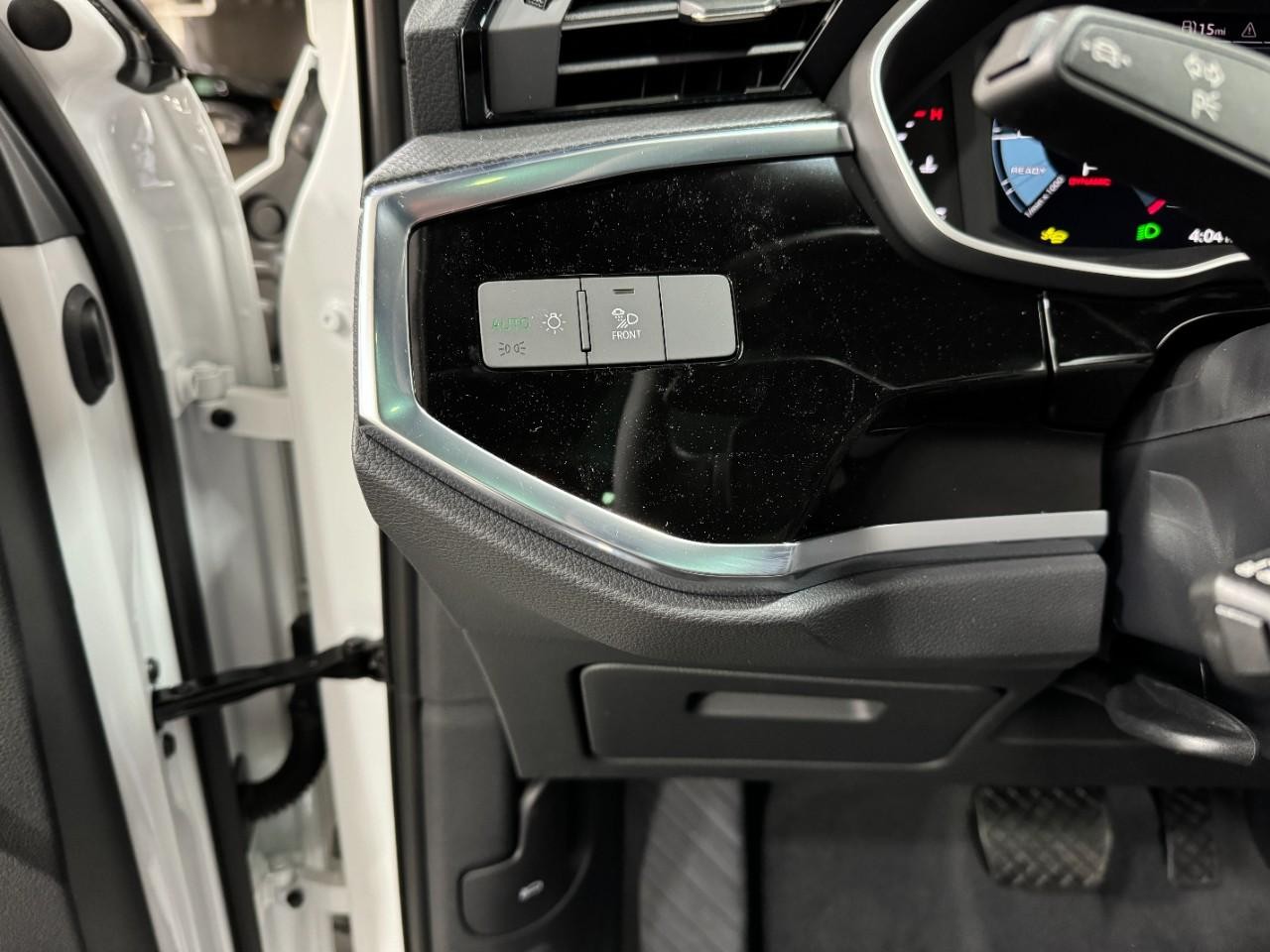 Audi Q3 Vehicle Full-screen Gallery Image 29