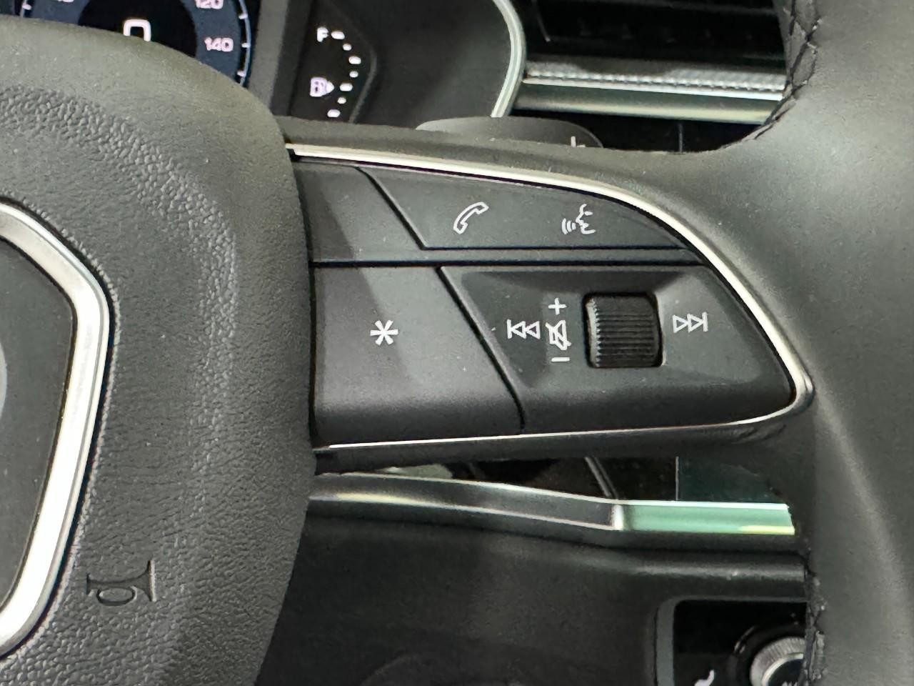 Audi Q3 Vehicle Full-screen Gallery Image 32