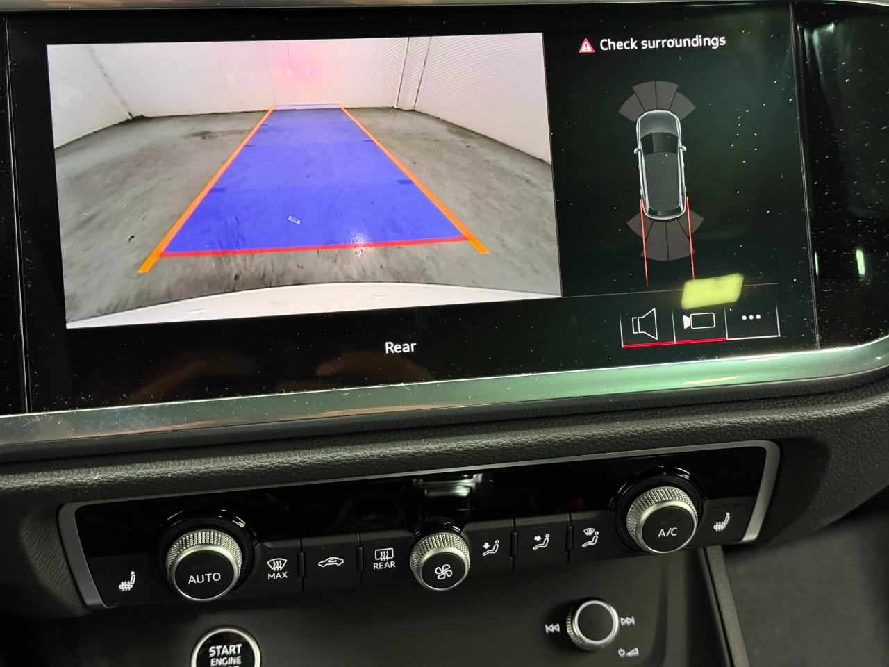 Audi Q3 Vehicle Full-screen Gallery Image 34