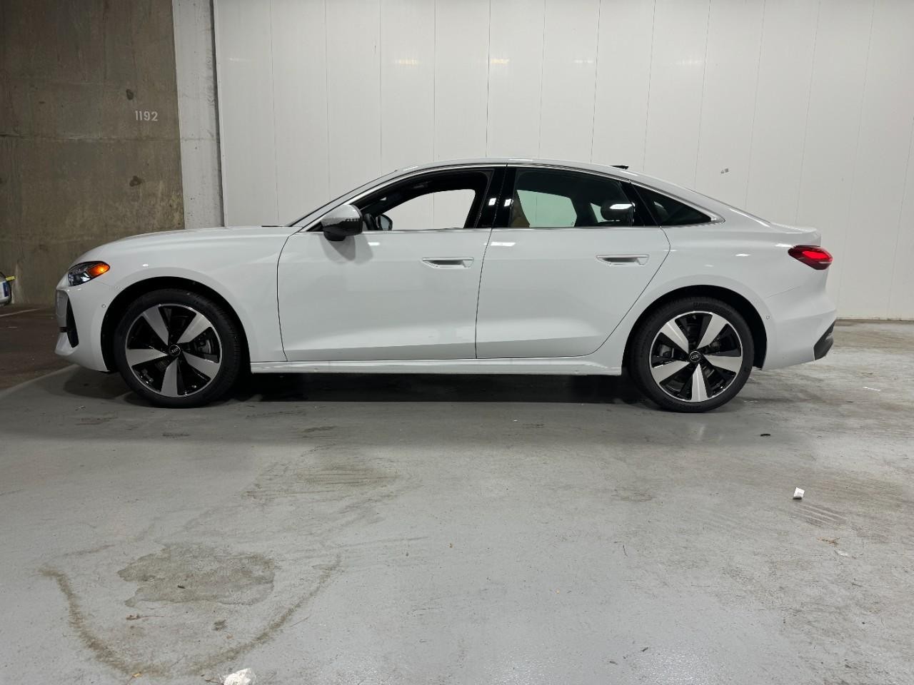 Audi A5 Vehicle Full-screen Gallery Image 2