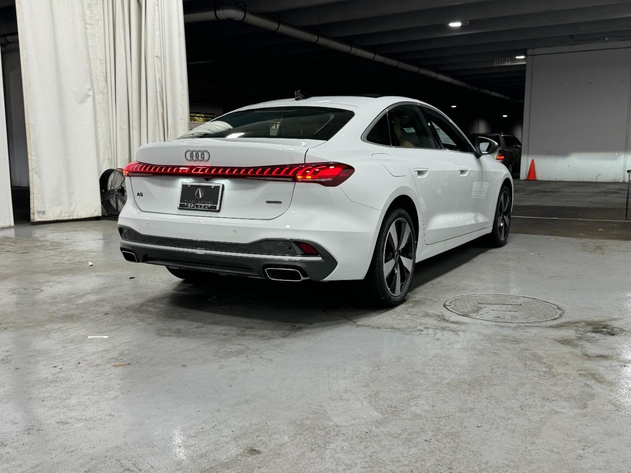 Audi A5 Vehicle Full-screen Gallery Image 4