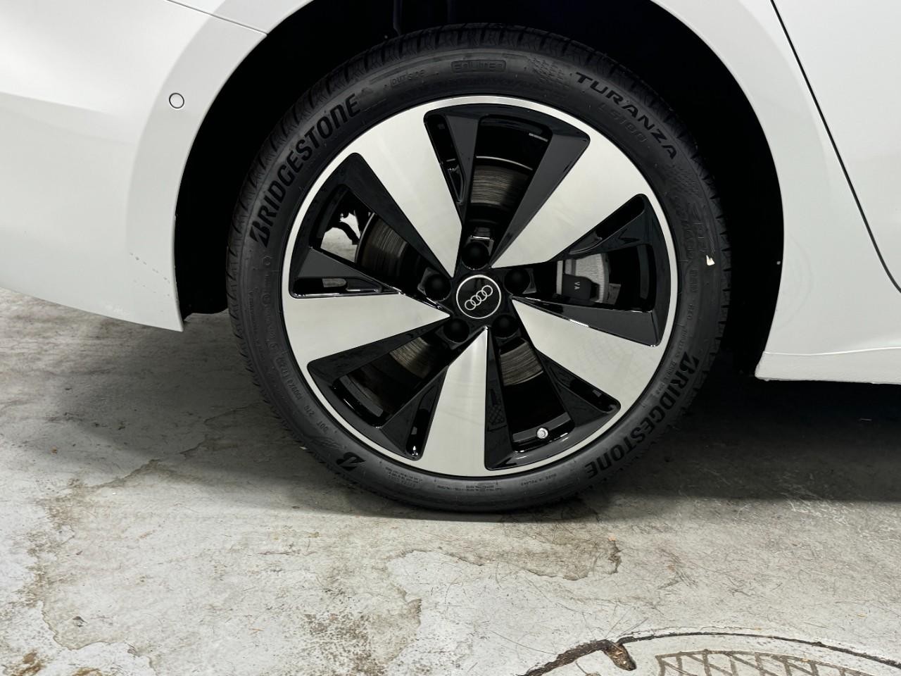 Audi A5 Vehicle Full-screen Gallery Image 5