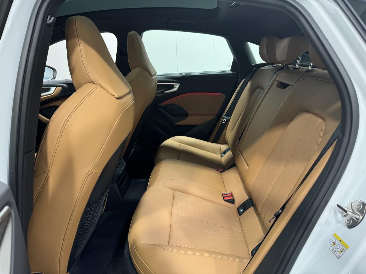 Audi A5 Vehicle Full-screen Gallery Image 8