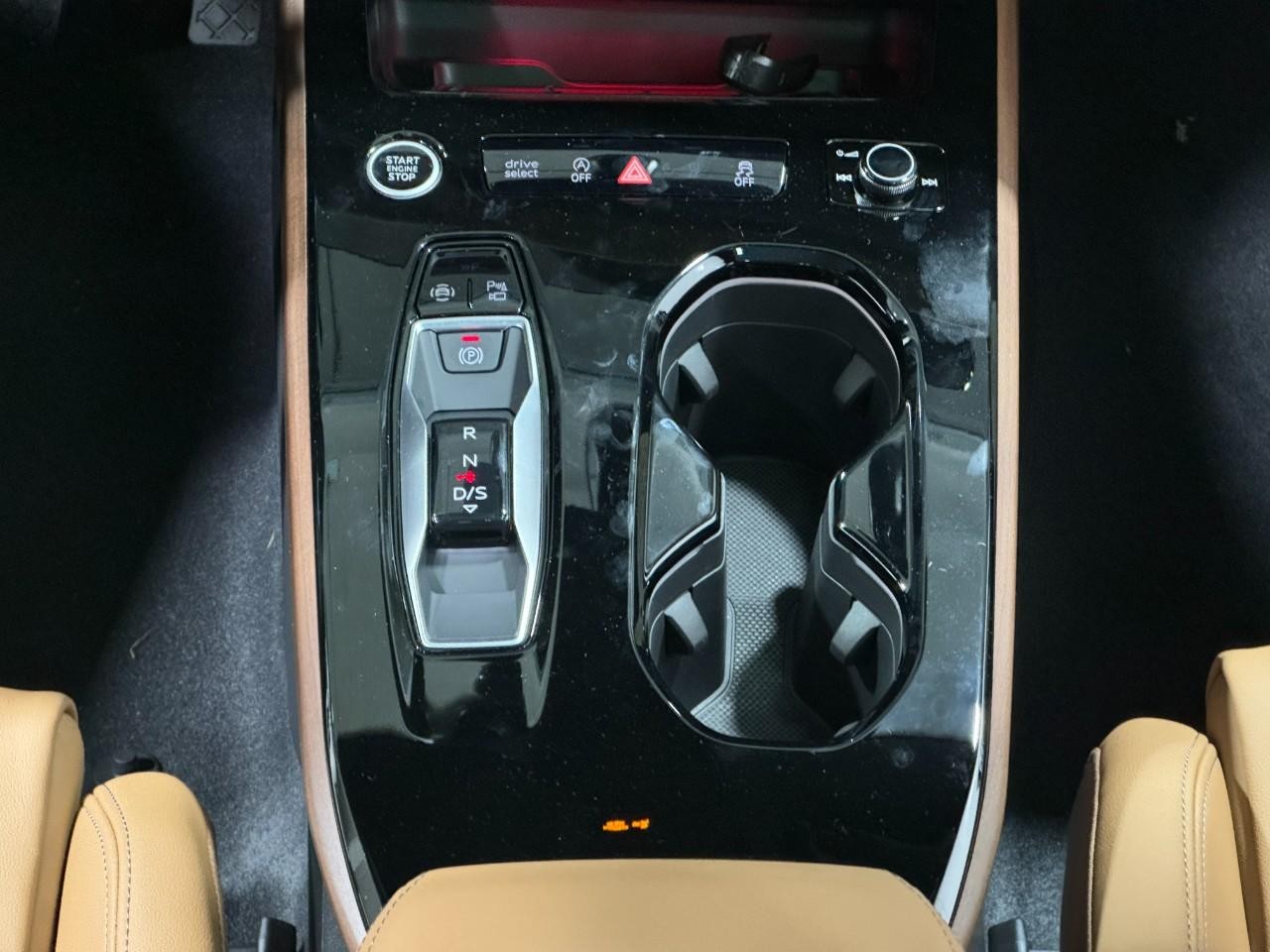 Audi A5 Vehicle Full-screen Gallery Image 16