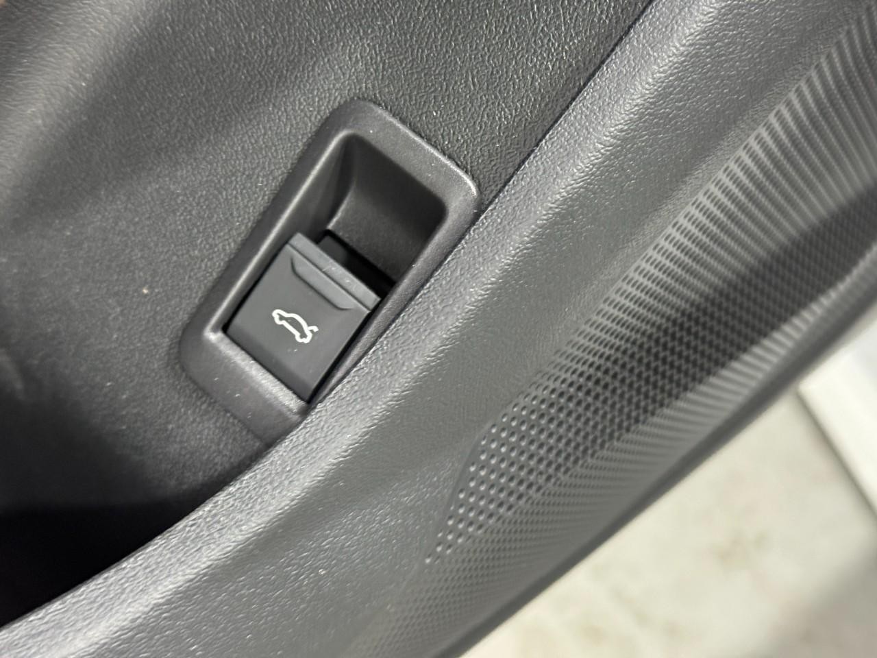 Audi A5 Vehicle Full-screen Gallery Image 25