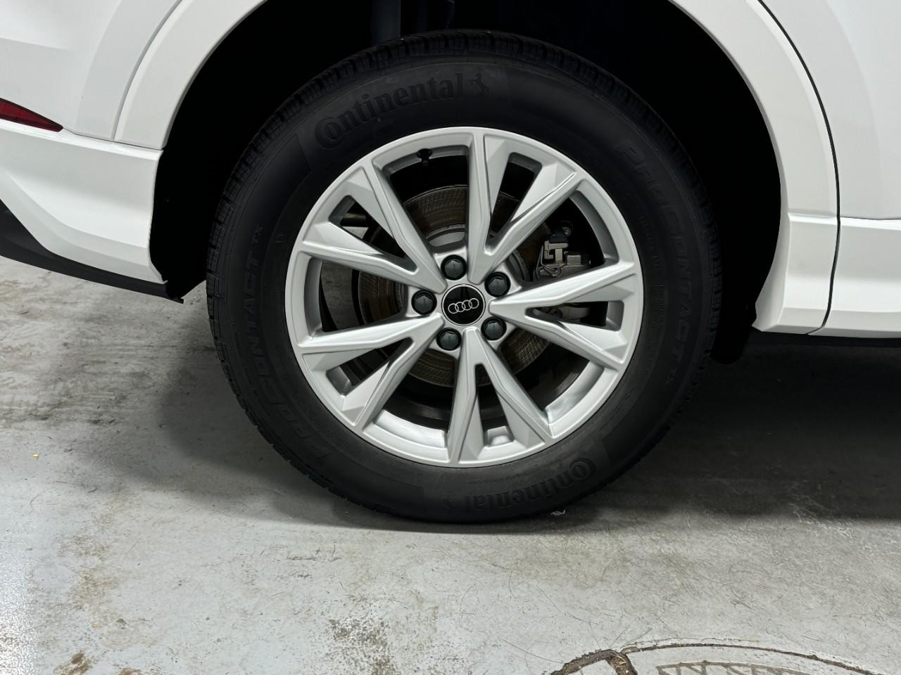 Audi Q3 Vehicle Full-screen Gallery Image 5