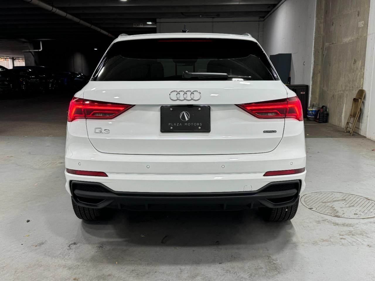 Audi Q3 Vehicle Full-screen Gallery Image 9