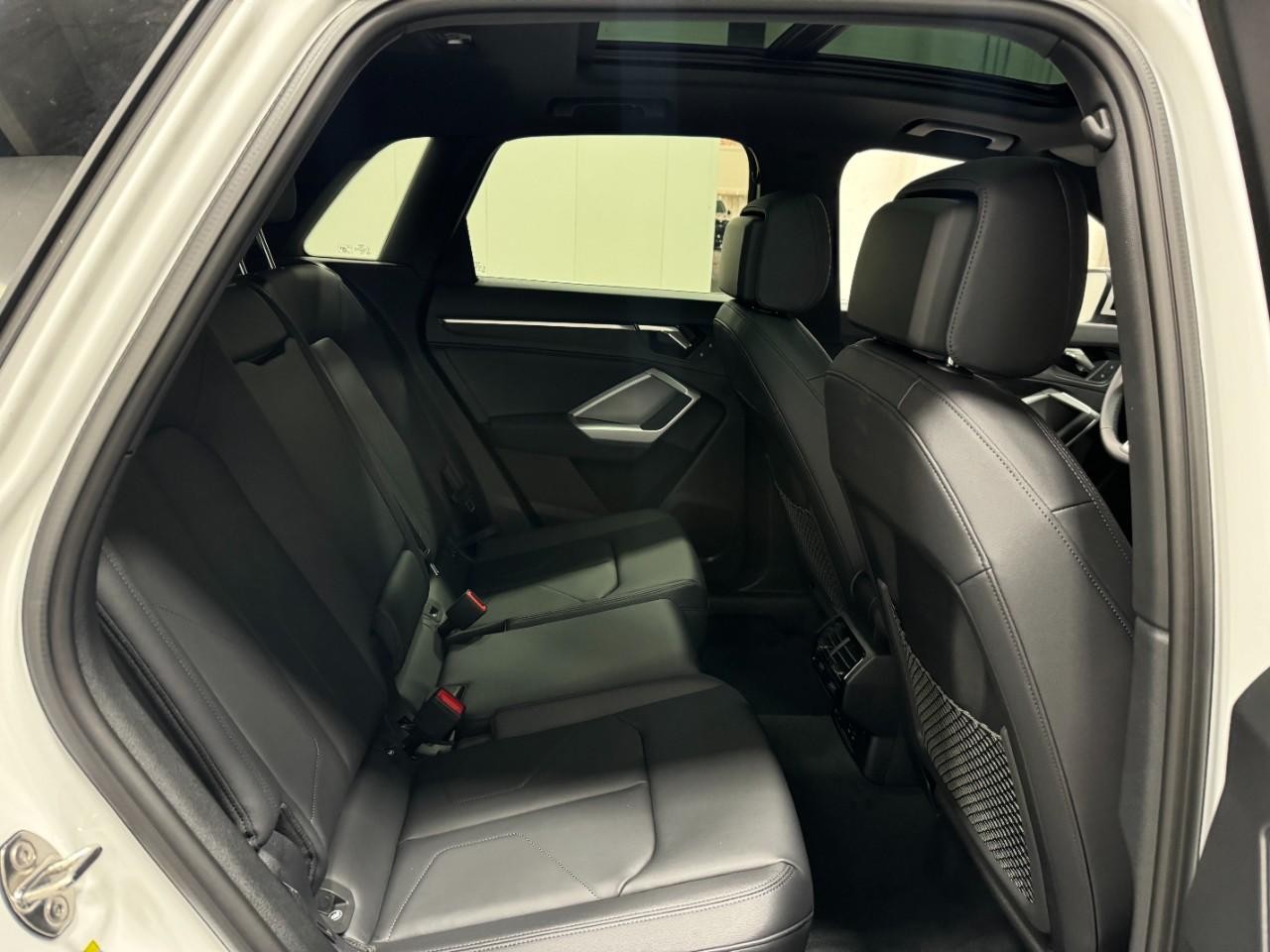 Audi Q3 Vehicle Full-screen Gallery Image 10