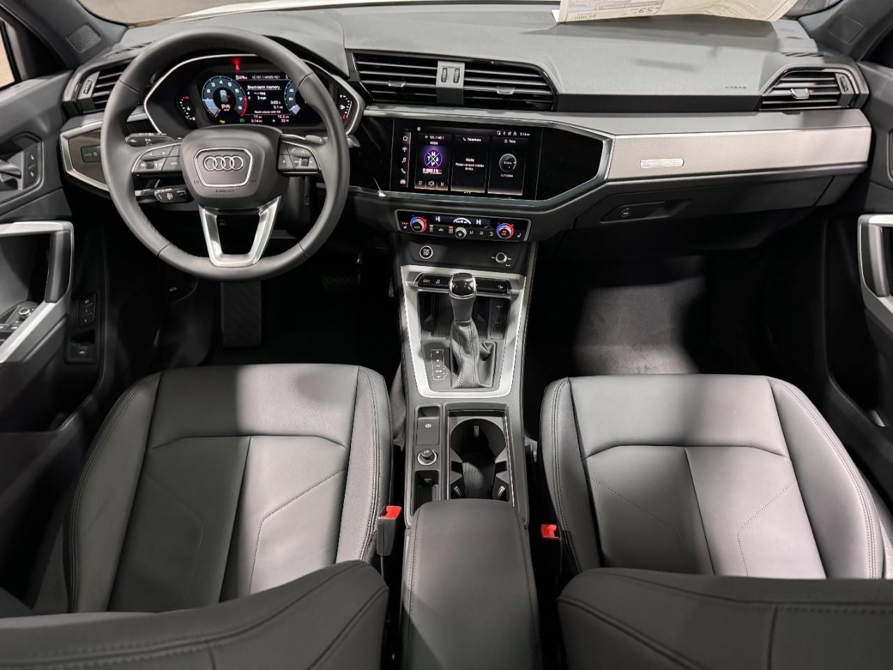 Audi Q3 Vehicle Full-screen Gallery Image 12