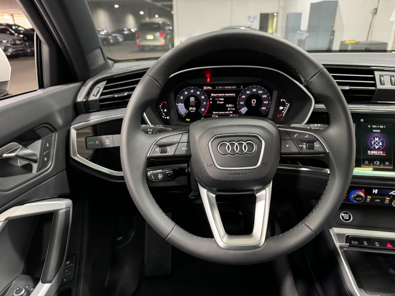 Audi Q3 Vehicle Full-screen Gallery Image 13